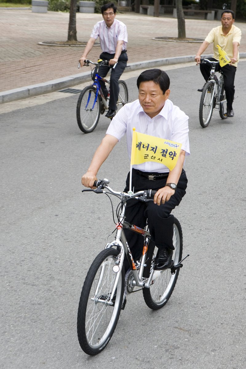 자전거를 타고 도로위를 행진하고 있는 부시장님