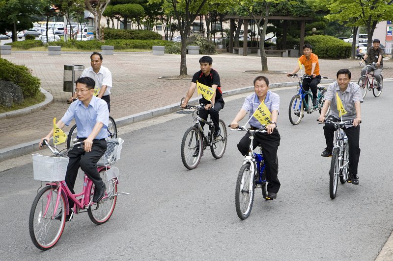 자전거를 타고 도로위를 행진하고 있는 시민들3