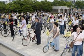 에너지절약깃발을 붙어있는 자전거를 옆에 두고 있는 시민들1사진(00003)