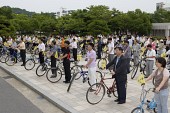 에너지절약깃발을 붙어있는 자전거를 옆에 두고 있는 시민들2사진(00004)