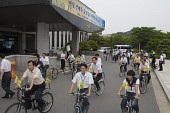 자전거를 타고 출발하고 있는 시민들사진(00008)