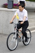 시민들을 따라 자전거를 타고 가고 있는 부시장님사진(00009)