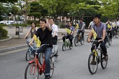 자전거를 타고 도로위를 행진하고 있는 시민들1사진(00011)