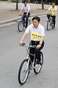 자전거를 타고 도로위를 행진하고 있는 부시장님사진(00013)