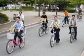 자전거를 타고 도로위를 행진하고 있는 시민들3사진(00014)