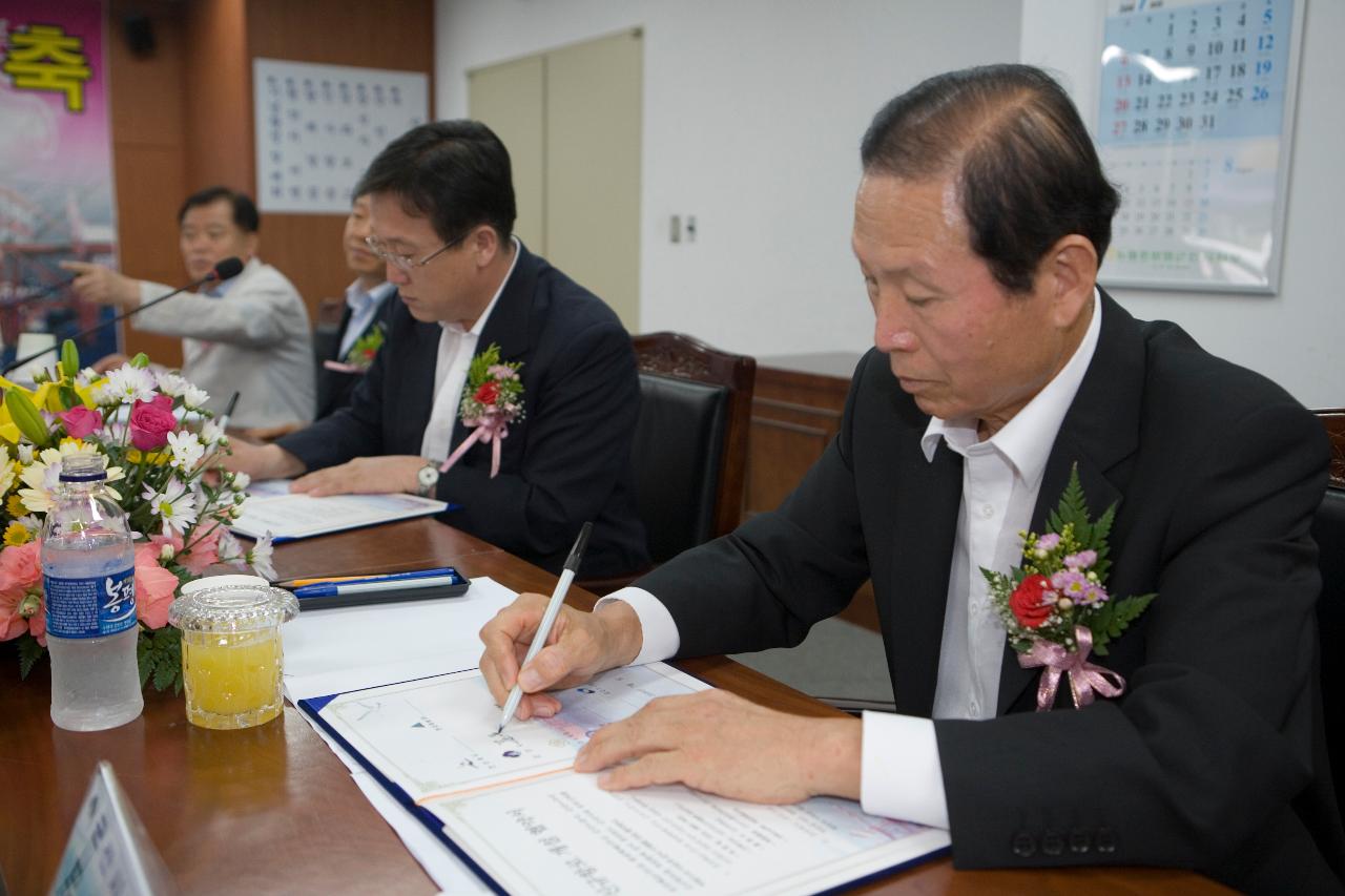 신규항로 MOU체결문에 서명하시는 문동신 시장님과 대표님들1