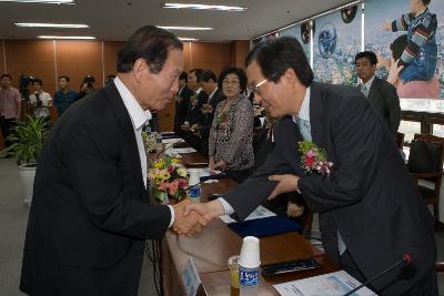 신규항로 MOU체결식에 온 임원들과 악수하시는 문동신 시장님2