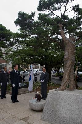 학도병의 동상앞에서 태극기를 꽂아놓고 향을 피우고 있는 시장님