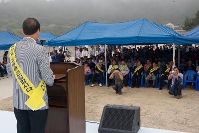 앞에 나와 말씀하고 계시는 시장님과 천막 아래에 앉아 듣고 계신 사람들1