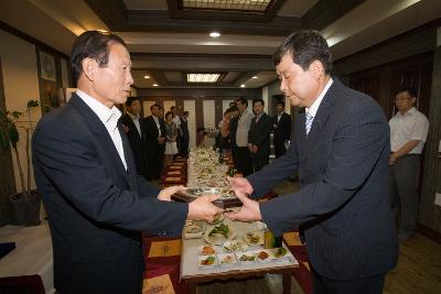 퇴직공무원 간담회에서 상패를 수여하고 있는 시장님2