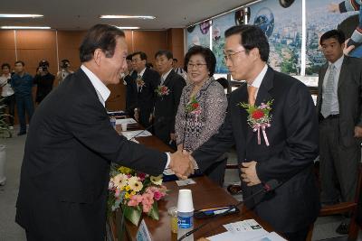 신규항로 MOU체결식에 온 임원들과 악수하시는 문동신 시장님1