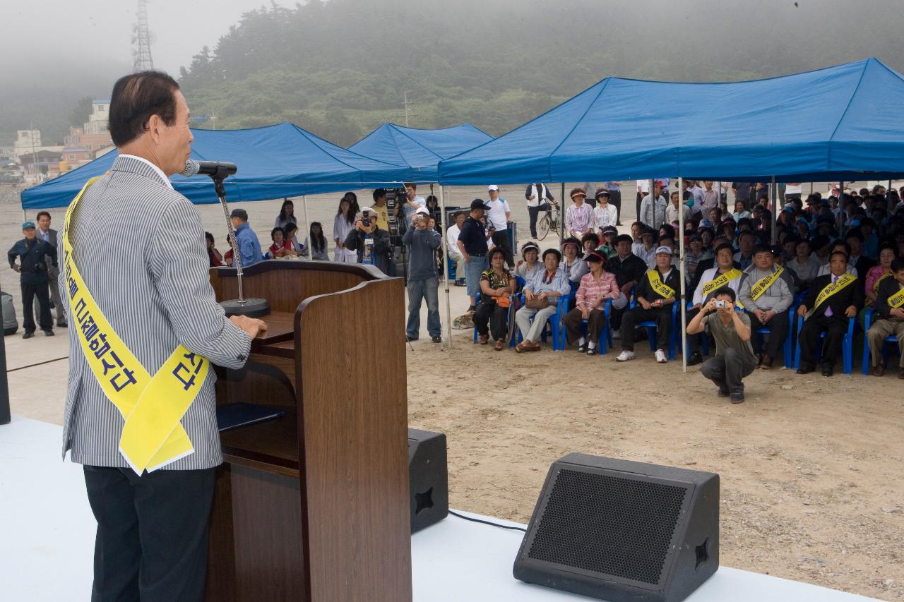 앞에 나와 말씀하고 계시는 시장님과 천막 아래에 앉아 듣고 계신 사람들2