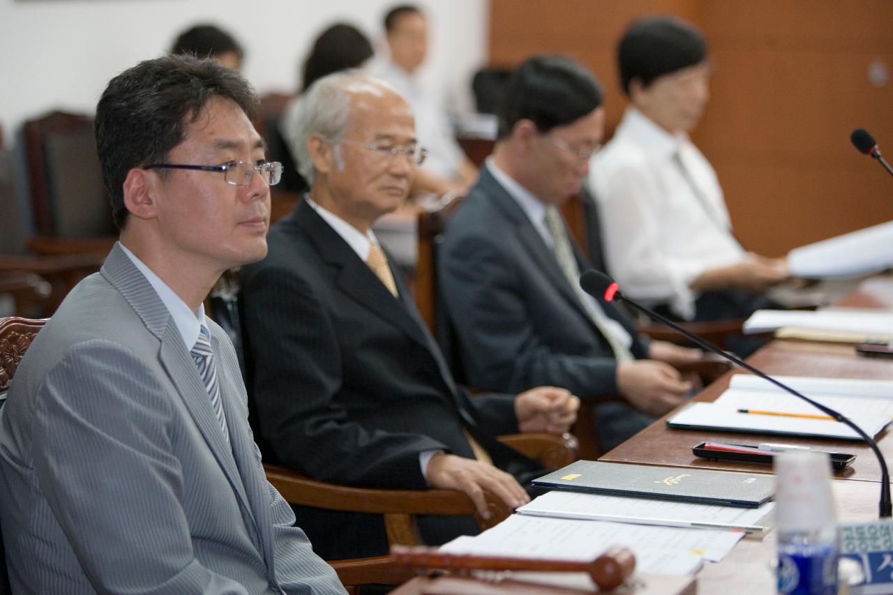 시장님의 말씀을 듣고 계신 위원회 임원들1