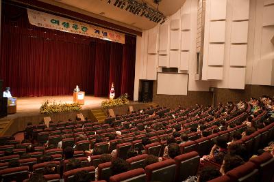 무대 위에서 말씀하고 계신 시장님과 자리에 앉아 시장님의 말씀을 듣고 계신 사람들2