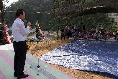 신영희명창 명도방문 축사를 하시는 문동신 시장님과 명도 주민들의 모습