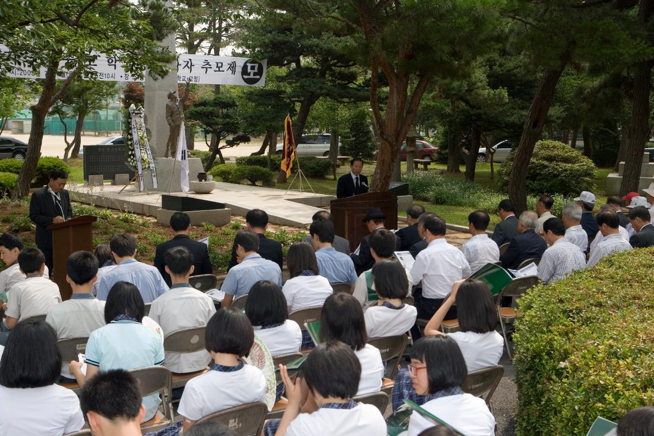 군중 학도병 위령제에서 말씀하고 계신 시장님과 의자에 앉아 말씀을 듣고 있는 학생들과 관련인사들2