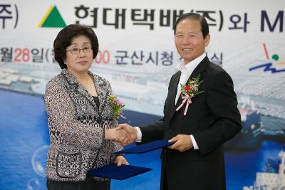 체결서를 교환하고 악수하시는 여성대표님과 문동신 시장님1