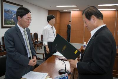 운영위원회 임원에게 표창장을 수여하고 있는 시장님3