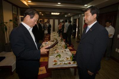 퇴직공무원 간담회에서 상패를 수여하고 있는 시장님1