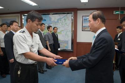 사령장을 교부하고 계시는 시장님8