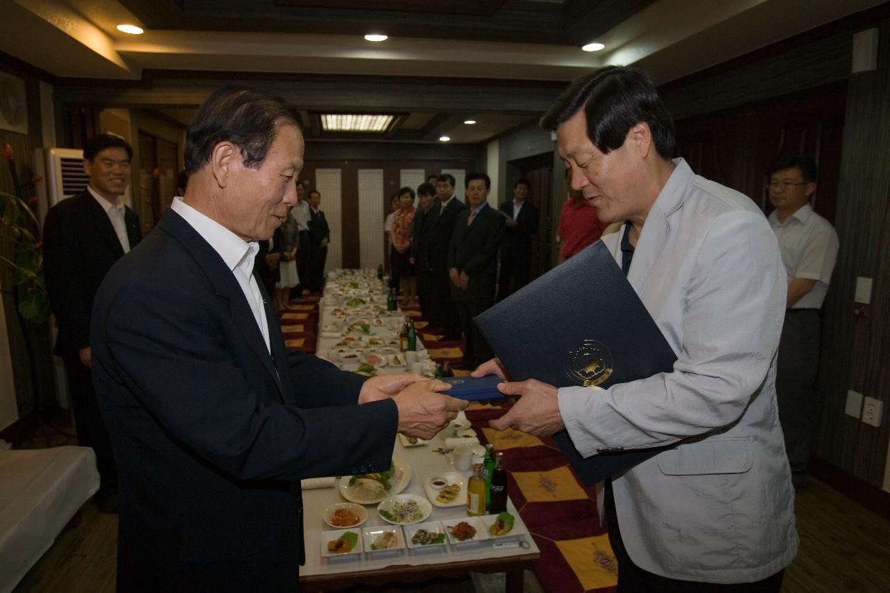 퇴직공무원 간담회에서 상장을 수여하고 있는 시장님5