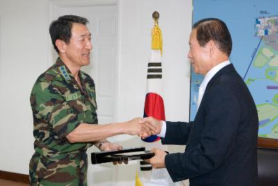 주한미군기지 이전사업팀장 감사패를 수여하고 계신 시장님3