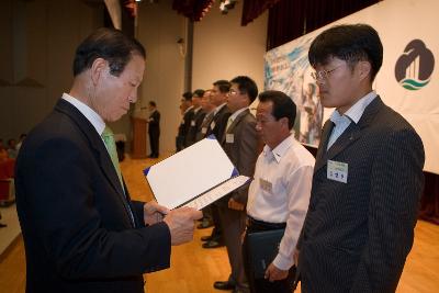 표창장을 수여하고 있는 시장님11