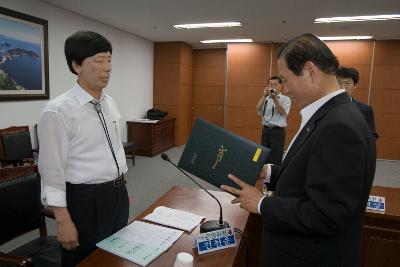 운영위원회 임원에게 표창장을 수여하고 있는 시장님4