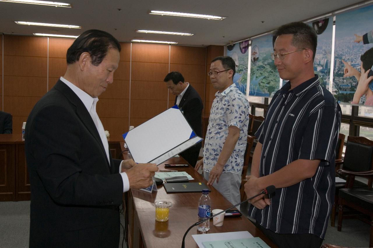 운영위원회 임원에게 표창장을 수여하고 있는 시장님8