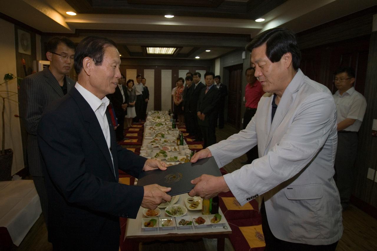 퇴직공무원 간담회에서 상장을 수여하고 있는 시장님4