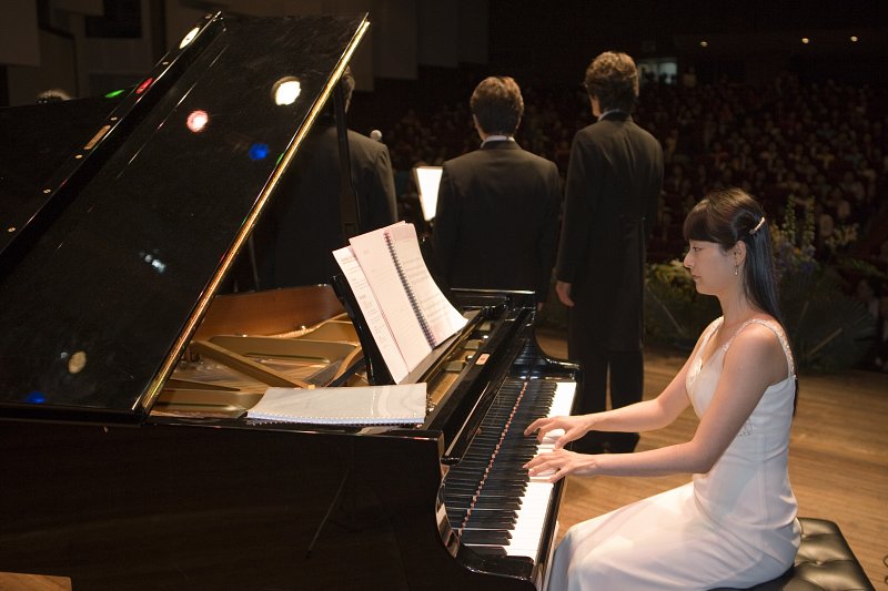 여성주간 기념행사로 무대 위에서 피아노 연주와 합창 공연을 하고 있는 모습1