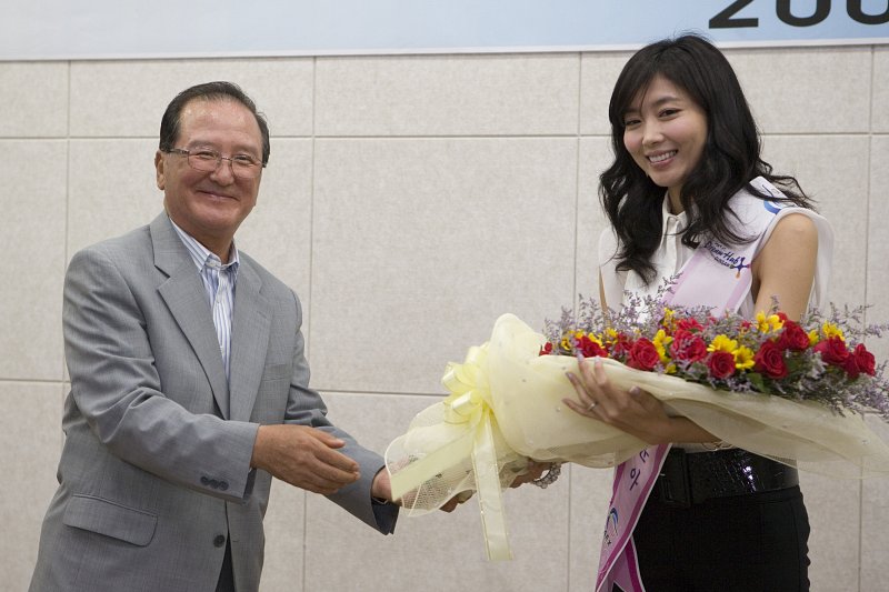 홍보대사로 선정된 연예인오윤아가 꽃다발을 받고 있는 모습
