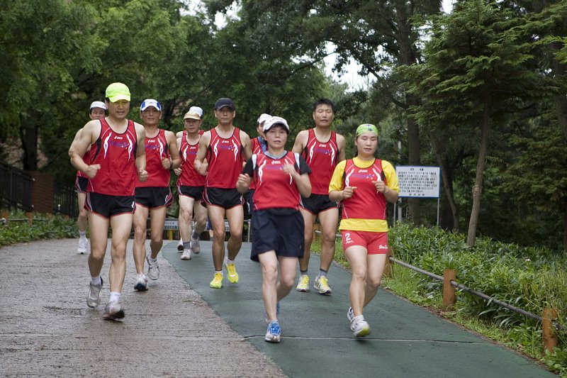 군산시청 마라톤 동우회 회원들이 유니폼을 입고 마라톤을 하고 있는 모습1