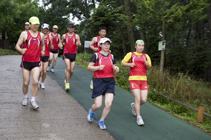 군산시청 마라톤 동우회 회원들이 유니폼을 입고 마라톤을 하고 있는 모습2