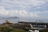 항구로 배가 들어오고있는 모습과 옆에서 포크레인작업을 하고있는 고군산군도 명도 항구모습사진(00004)
