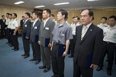 사령장을 교부한 뒤 자리에 서 있는 임원들사진(00011)