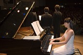 여성주간 기념행사로 무대 위에서 피아노 연주와 합창 공연을 하고 있는 모습1사진(00001)