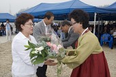 꽃다발을 전달해주고 있는 관련인사들사진(00002)