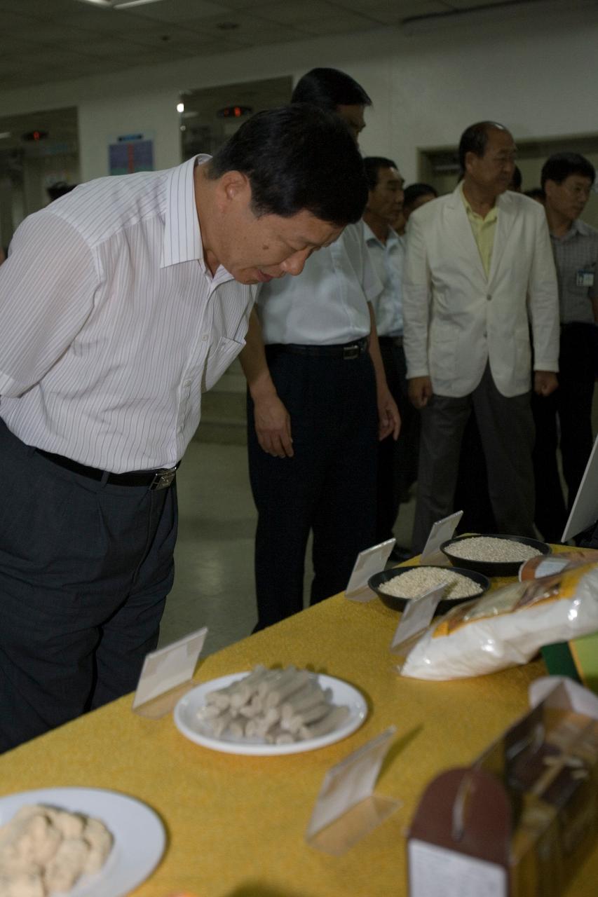 시식회에 전시된 음식들을 보고 있는 부시장님