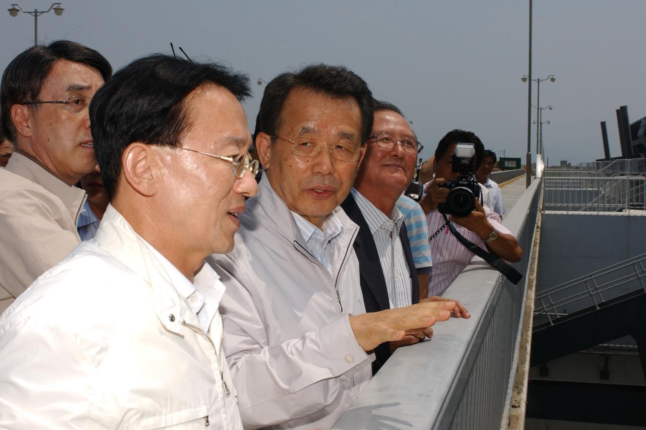 새만금 전경을 바라보며 말씀하시는 한승수 국무총리와 김완주 도지사님과 관련인사들의 모습1