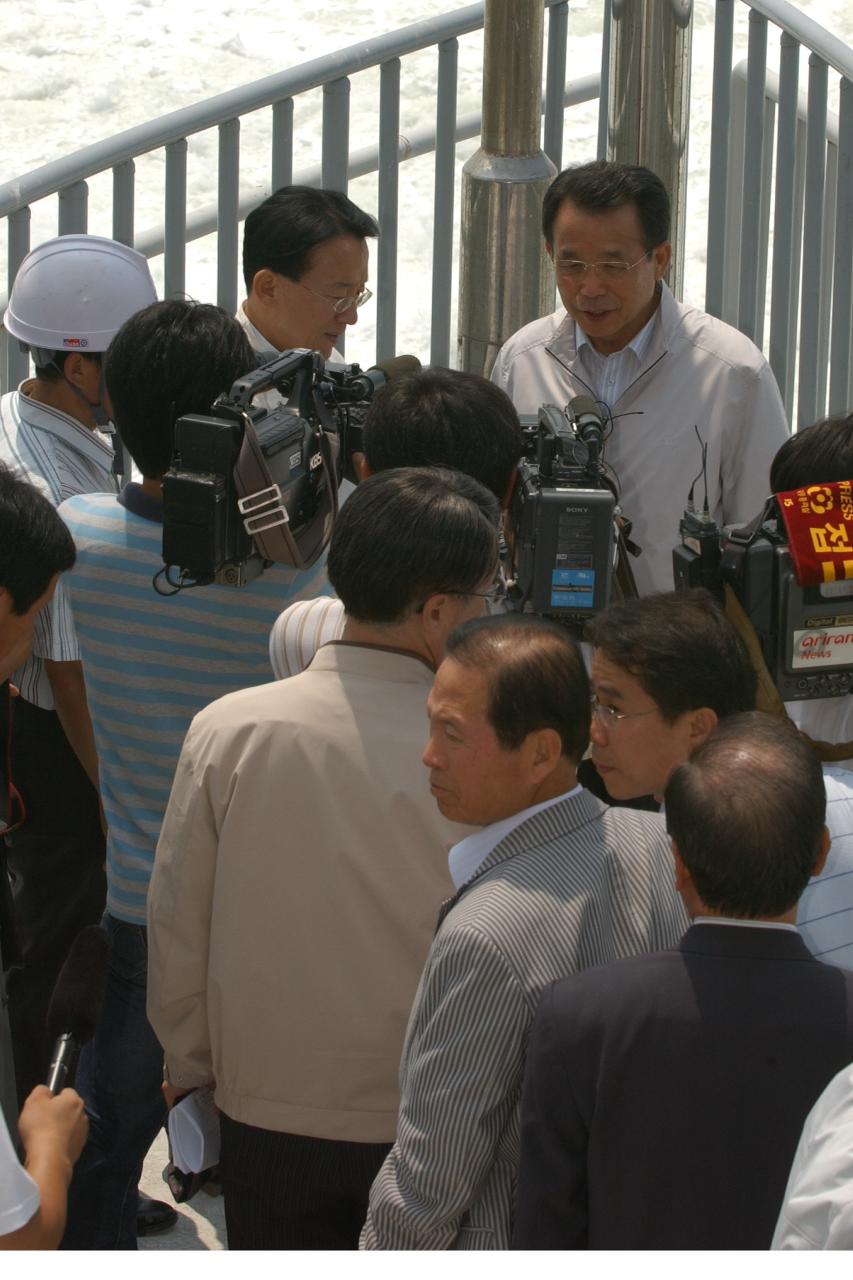 한승수 국무총리를 인터뷰하는 기자들