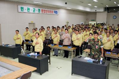 을지훈련 일일상황보고를 위해 한자리에 모여 국기에 대한 경례를 하고 있는 시장님과 관련인사들1