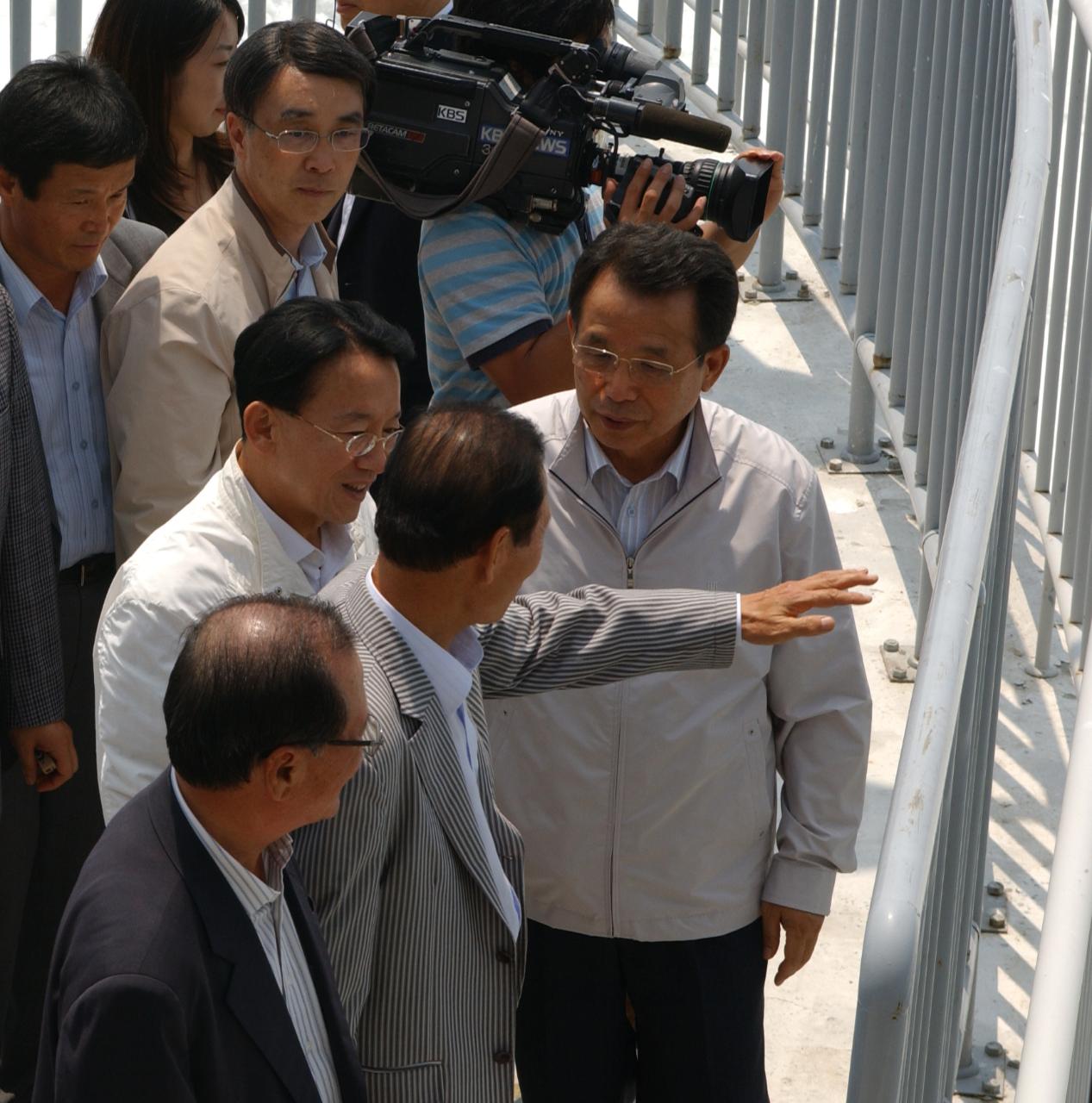 새만금을 설명하시는 문동신 시장님과 설명을 들으시는 한승수 국무총리와 김완준 도지사님과 관련인사들