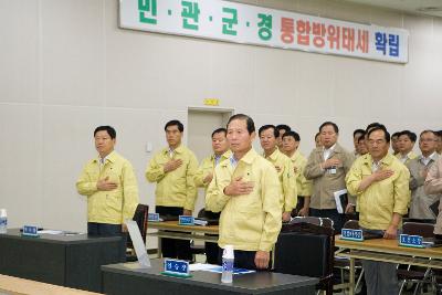 을지훈련 일일상황보고를 위해 한자리에 모여 국기에 대한 경례를 하고 있는 시장님과 관련인사들2