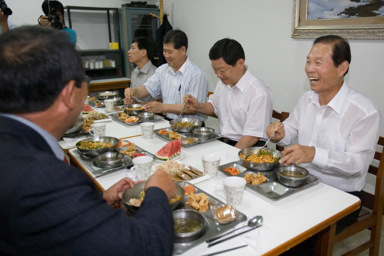 식판에 흰찰쌀보리 비빔밥을 받아 먹고 있는 시장님과 관련인사들1