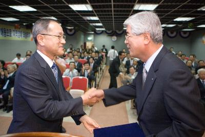 경제살리기도민회의 군산개소식에서 상장을 수여하고 있는 관련인사2