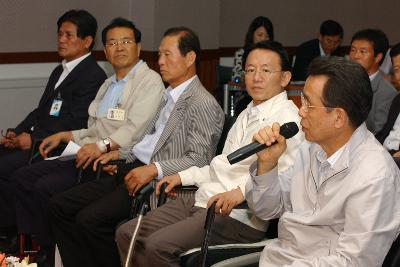 마이크에 말씀하시는 한승수 국무총리와 옆에 앉아계신 김완주 도지사님과 문동신 시장님과 관련인사들