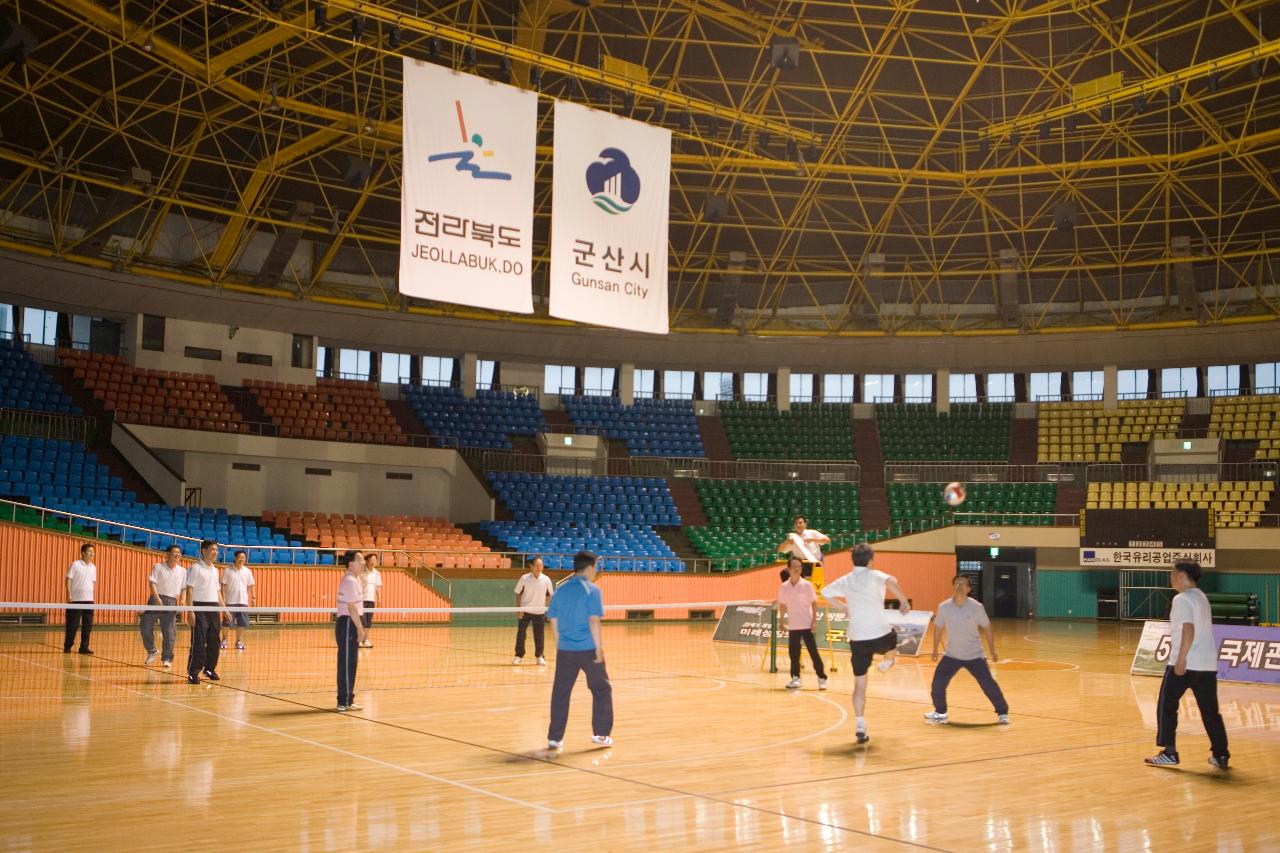 친선 족구경기를 하고  있는 모습