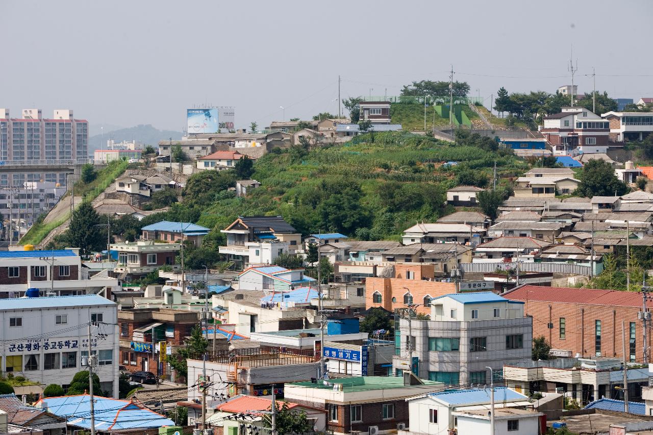 주택들이 빽빽하게 늘어서 있는 삼학동 모시고개 전경 모습3