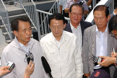 한승수 국무총리를 인터뷰하는 기자들과 옆에 서계신 김완주 도지사님과 문동신 시장님1